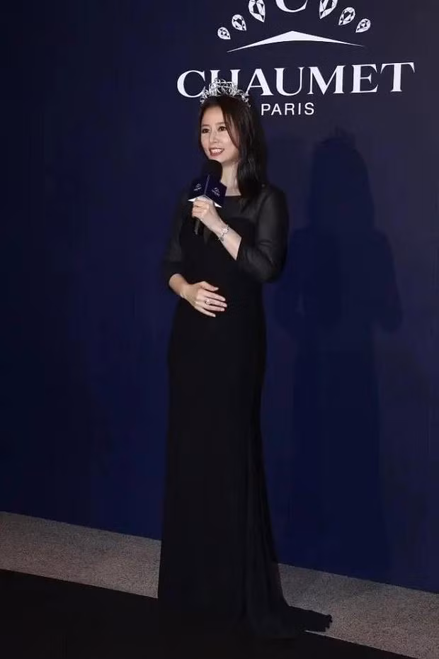 Một chi tiết khác cũng khiến người xem super soi là việc Lâm Tâm Như liên tục lấy tay che chắn vòng hai. Điều này khiến nhiều người nghi ngờ việc cô bầu bí lần hai.