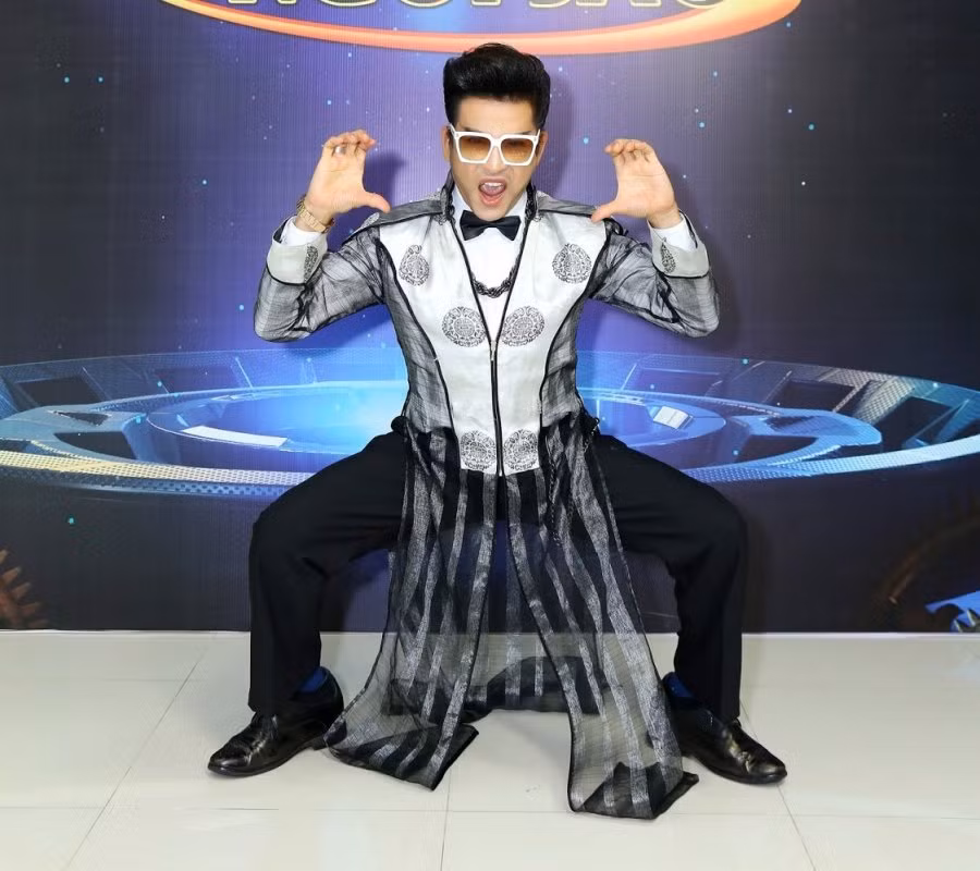 MC Thanh Bach len tieng khi bi che vi dien nhung bo canh kho hieu-Hinh-2