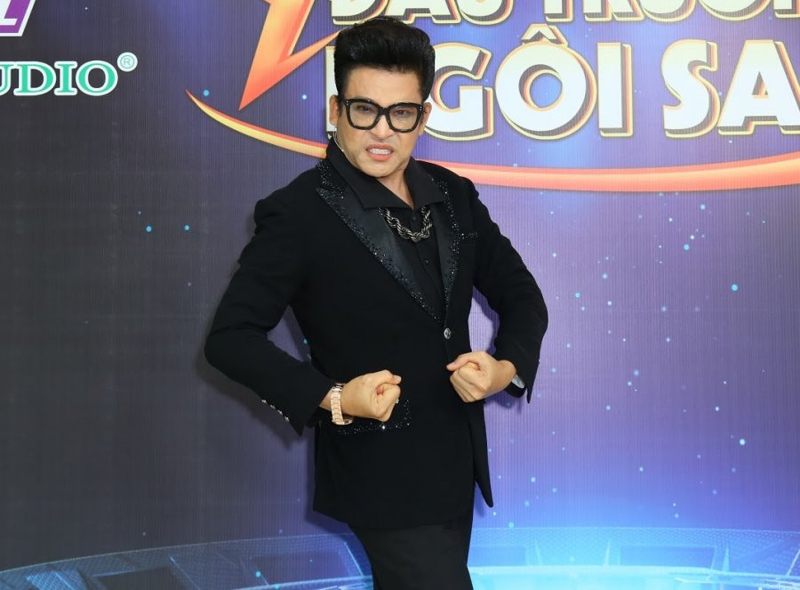 MC Thanh Bạch lên tiếng khi bị chê vì diện những bộ cánh khó hiểu - Hình 3 MC Thanh Bach len tieng khi bi che vi dien nhung bo canh kho hieu-Hinh-3