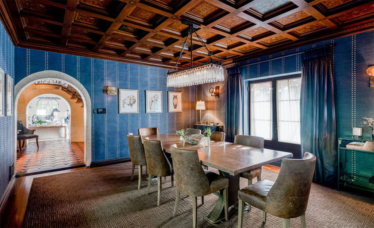 Phòng ăn chính thanh lịch, trang trọng với những nội thất đơn giản nhưng được bài trí tinh tế.