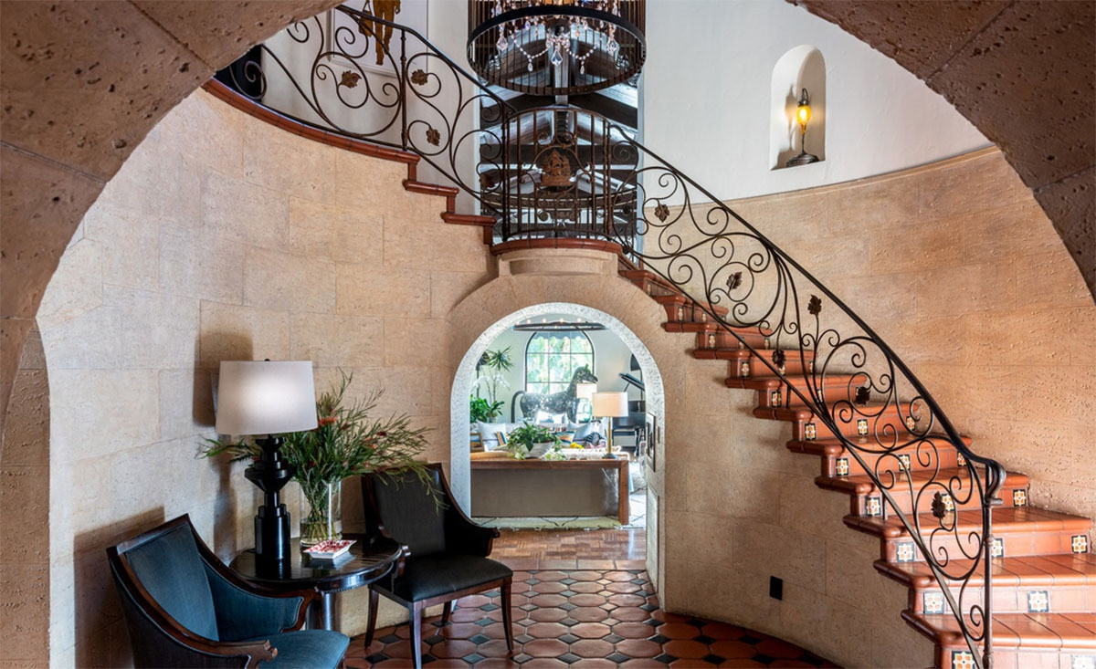 Tiền sảnh gây ấn tượng với những bức tường bằng đá khối, sàn gạch đất nung, và trần nhà được tráng men tinh xảo.