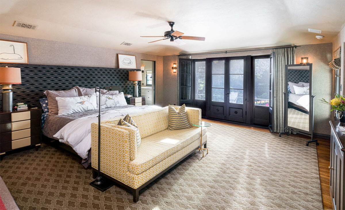 Phòng ngủ chính rộng rãi, trang nhã, nằm ở tầng 2, mang những gam màu nhẹ nhàng để tạo cảm giác dễ chịu. Căn phòng này còn được tích hợp với một phòng tắm có thiết kế cổ điển.