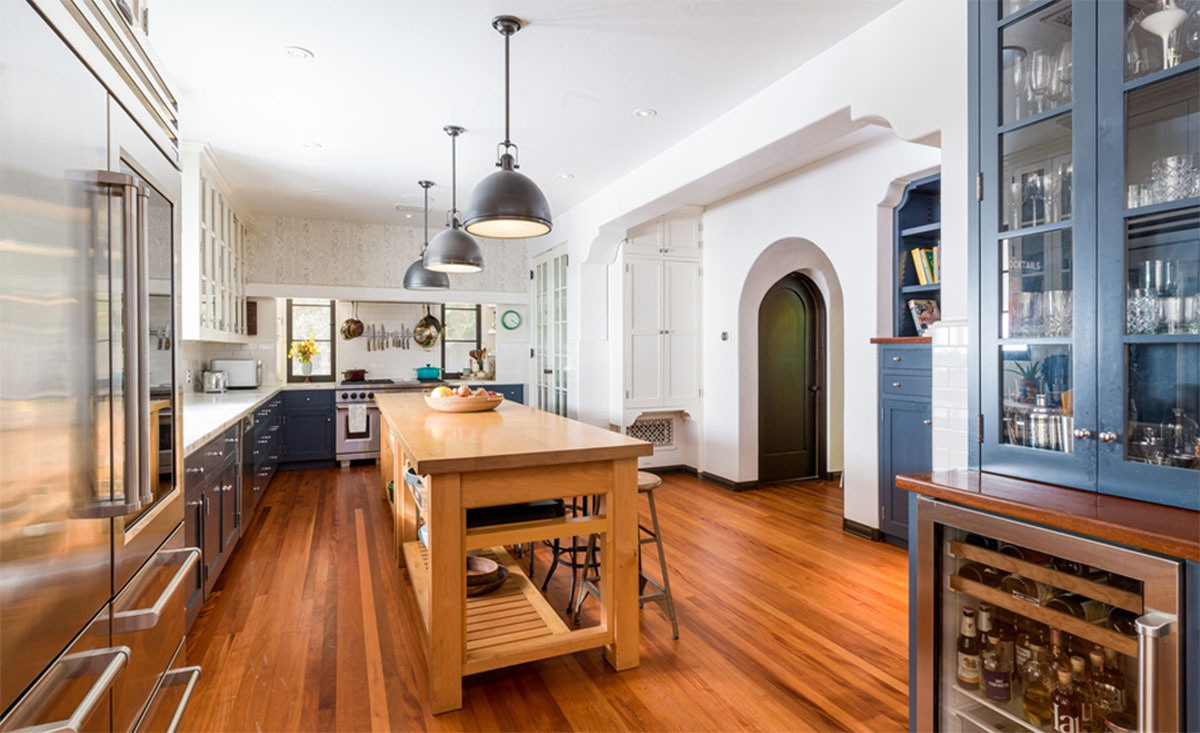 Khác với nhiều không gian sinh hoạt trong căn biệt thự, khu vực nhà bếp được thiết kế hiện đại với những trang thiết bị nấu nướng cao cấp.