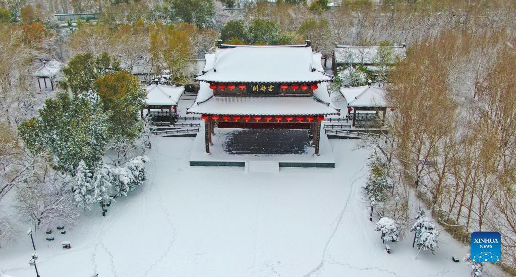 Một công viên tại Thẩm Dương trong trận tuyết. Giới chức Trung Quốc đang tăng cường nhập khẩu than và sản lượng điện để giúp người dân giữ ấm trong những ngày giá lạnh. Các siêu thị và cửa hàng tạp hóa được khuyến cáo tích trữ thêm hàng và giảm giá.