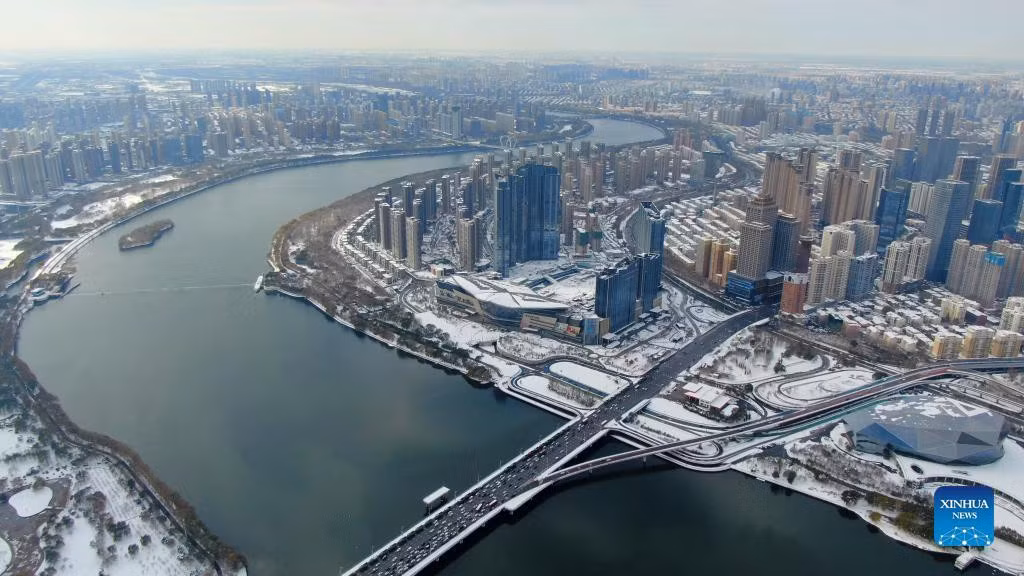 Thành phố Thẩm Dương chìm trong tuyết. Nhiều đoạn đường không thể lưu thông, khiến việc đi lại của người dân chịu ảnh hưởng.