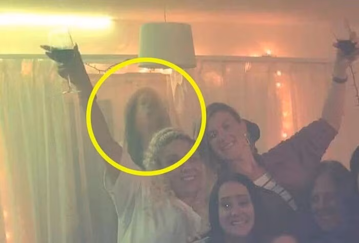 Chup anh lam ky niem, nhom ban so xanh mat voi buc hinh