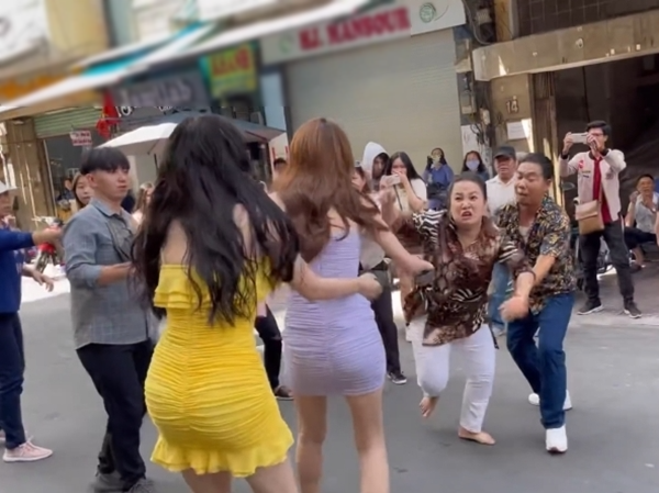 Xôn xao đoạn clip Ngọc Trinh bị đánh ghen giữa phố Xon xao doan clip Ngoc Trinh bi danh ghen giua pho