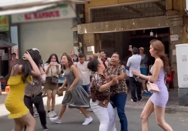 Xôn xao đoạn clip Ngọc Trinh bị đánh ghen giữa phố - Hình 3 Xon xao doan clip Ngoc Trinh bi danh ghen giua pho-Hinh-3