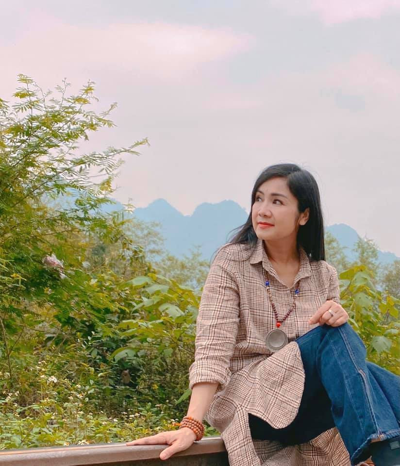 Hàng xóm mắt chữ A miệng chữ O, không biết dạo này cô ấy thay đổi cái gì mà cô ấy lại có thể làm được một vai như thế. Bạn bè nhìn thấy tôi có khi một lúc mới chào hỏi tự dưng họ bị khựng lại, sau mới cười ồ lên'' - Thu Hà chia sẻ kỷ niệm mình nhận được từ những người xung quanh về vai diễn Bạch Cúc trong Hướng dương ngược nắng..