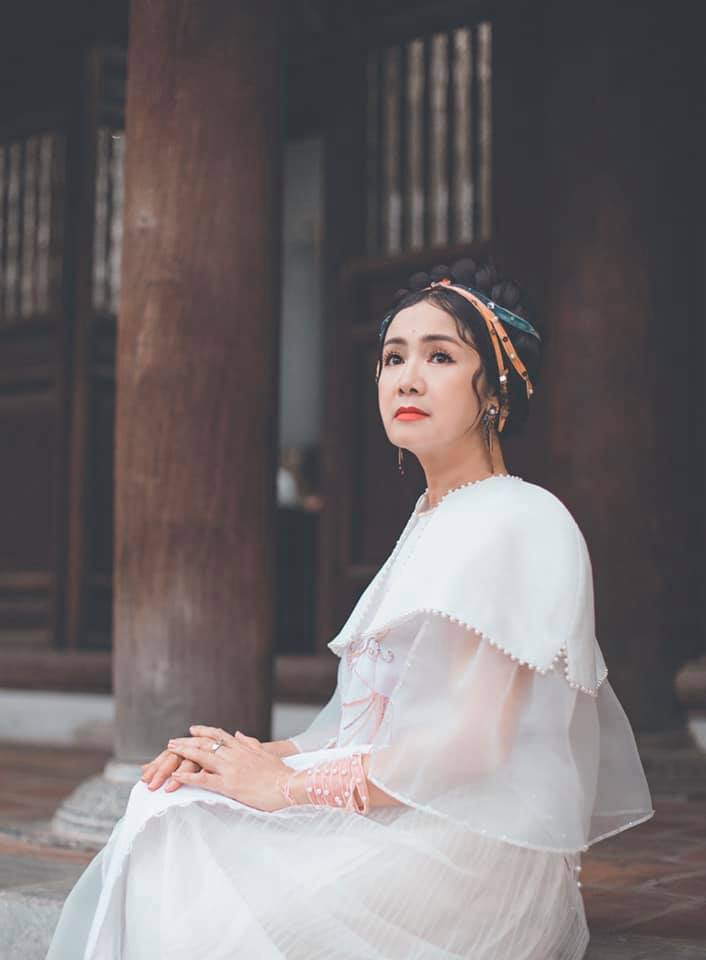 Trở lại màn ảnh sau 5 năm vắng bóng, NSND Thu Hà những tháng qua gây ấn tượng với vai Bạch Cúc trong ''Hướng dương ngược nắng" khi hoá thân một người phụ nữ tài giỏi, sắc sảo, mạnh mẽ nhưng cũng không thiếu mưu mô.