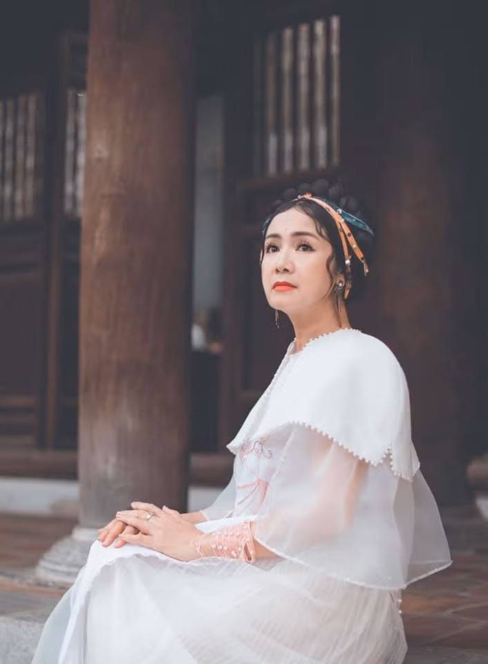 Trở lại màn ảnh sau 5 năm vắng bóng, NSND Thu Hà những tháng qua gây ấn tượng với vai Bạch Cúc trong ''Hướng dương ngược nắng" khi hoá thân một người phụ nữ tài giỏi, sắc sảo, mạnh mẽ nhưng cũng không thiếu mưu mô.