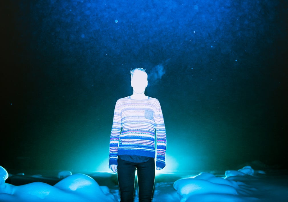 Các nhân chứng cho rằng họ nhìn thấy UFO lần đầu tiên từ những năm 1920. Nhưng vì lo sợ bị người khác cho rằng mình là kẻ điên rồ, họ giữ bí mật và chỉ chia sẻ trải nghiệm với những ai cùng quan điểm. Trong nhiều thập kỷ, không ít người cho rằng họ sẽ "sống để bụng, chết mang đi" bí mật này.