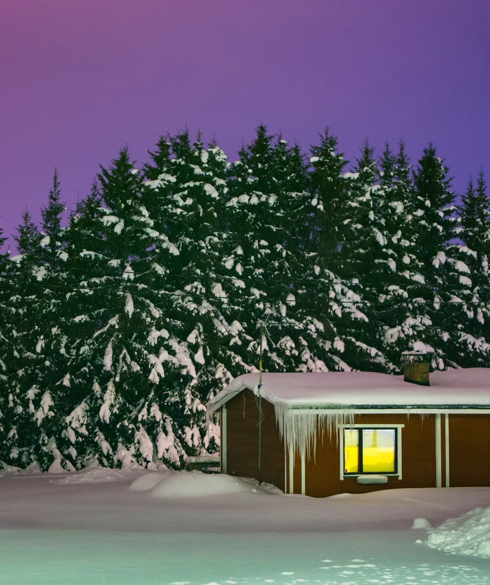 Lax đã phỏng vấn một số người trong thị trấn. Họ kể về những lần nhìn thấy ánh sáng đầy màu sắc chiếu theo chiếc xe hơi hoặc vài ngọn lửa như ma trơi lập lòe theo người đi bộ về nhà một mình. Một số người thấy luồng sáng rung động, nhấp nháy theo nhiều màu sắc khác nhau trước khi biến mất trên bầu trời. Đôi khi, ánh sáng rực rỡ sẽ đánh thức mọi người trong nhà vào lúc nửa đêm rồi lại biến mất không dấu vết.