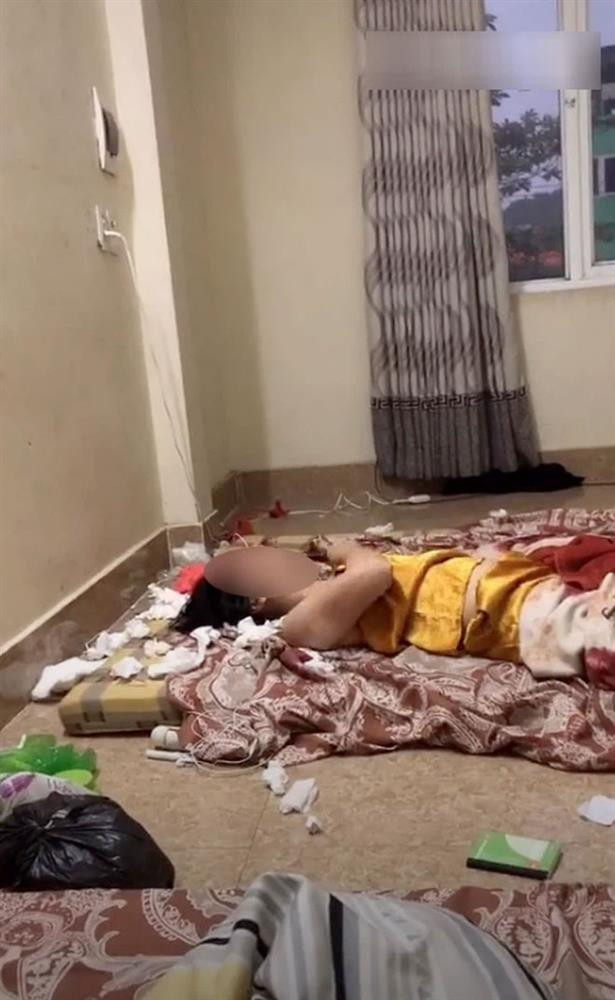 Xon xao co gai tre that tinh, nam giua phong lien tuc dung tay dam nguc-Hinh-2