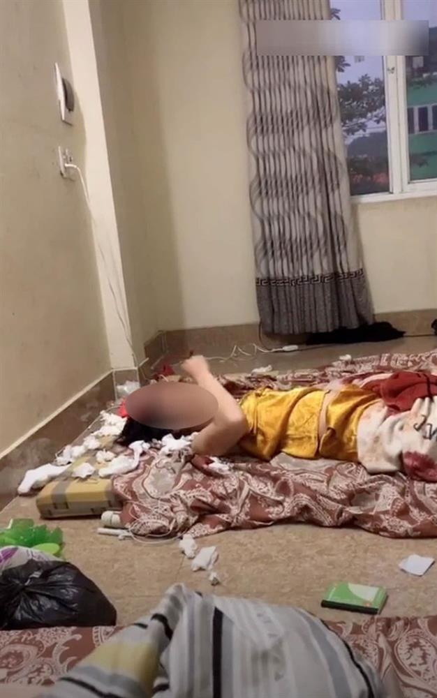 Xon xao co gai tre that tinh, nam giua phong lien tuc dung tay dam nguc