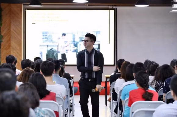 Hinh anh moi nhat cua Trong Hung sau thoi gian bi che xuong sac-Hinh-3