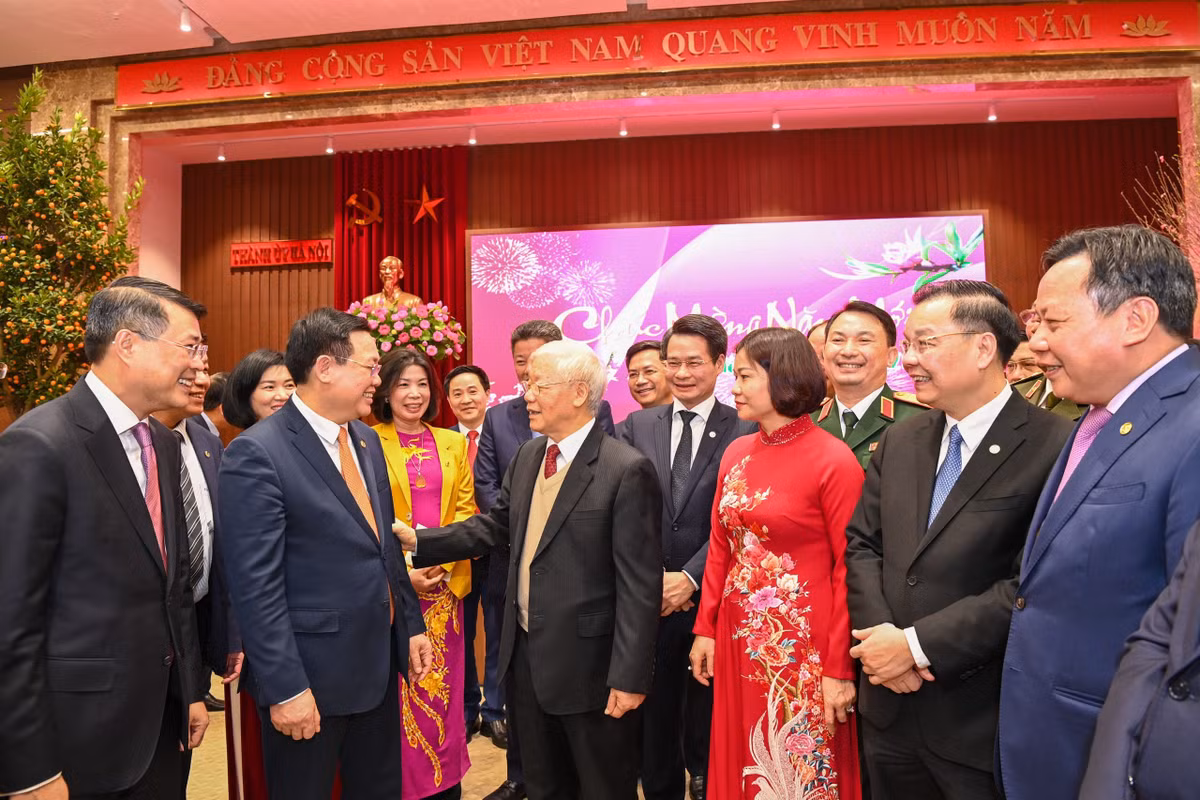 Tổng Bí thư, Chủ tịch nước Nguyễn Phú Trọng đến dâng hương Tượng đài Vua Lý Thái Tổ tại Vườn hoa Lý Thái Tổ, tưởng nhớ công ơn các vị tiên hiền, tiên liệt, các liệt tổ, liệt tông đã dày công xây dựng và bảo vệ non sông đất nước, để con cháu ngày nay được chung hưởng thái bình, độc lập, tự do.