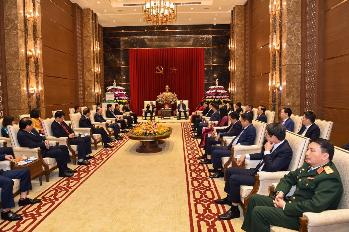 Trong không khí ấm áp của ngày đầu xuân mới, thư thái đi bộ bên bờ Hồ Gươm, Tổng Bí thư, Chủ tịch nước Nguyễn Phú Trọng đã ân cần thăm hỏi, chúc Tết nhân dân và du khách tham quan.