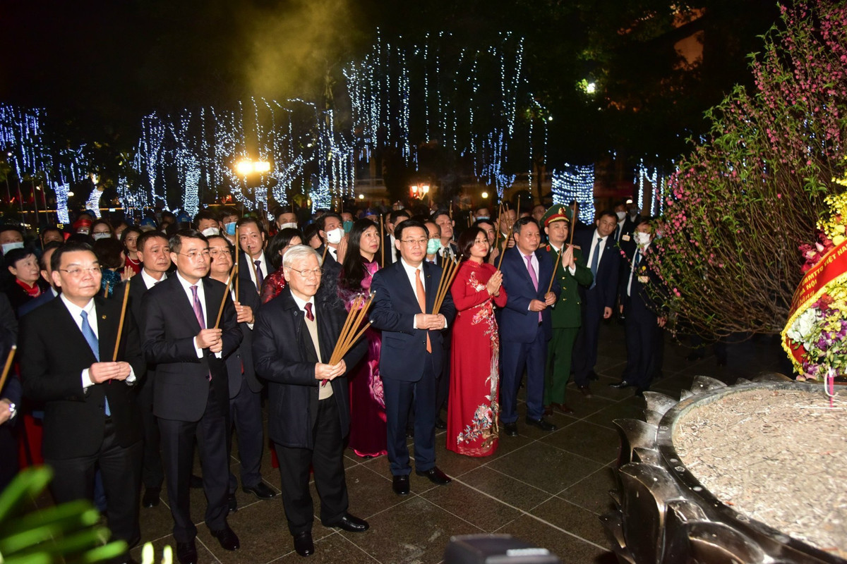 Đến dâng hương tại Tượng đài Lý Thái Tổ, Đền Ngọc Sơn, Tổng Bí thư tưởng nhớ công ơn các vị tiên hiền, tiên liệt, các liệt tổ, liệt tông đã dày công xây dựng và bảo vệ non sông đất nước.