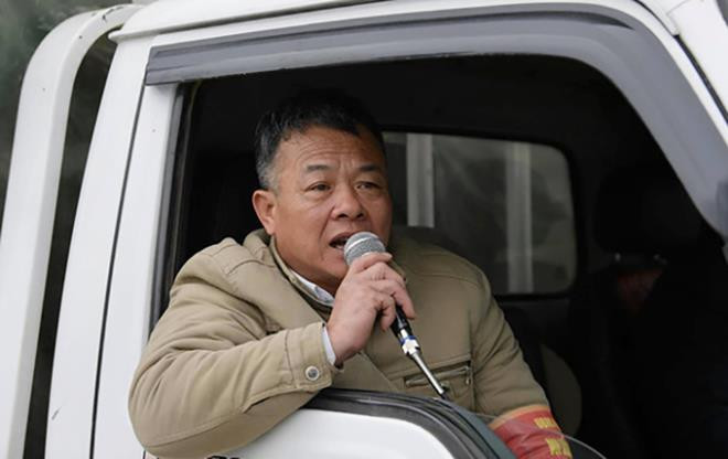 Vi sao can bo van hoa Sa Pa bac loa keu goi khong mua hang rong cua tre em?