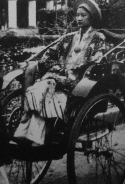 ##sc### Hình ảnh Nam Phương hoàng hậu lúc được tấn phong - vợ vua Bảo Đại- vị vua cuối cùng của triều đại phong kiến tại Việt Nam. Nam Phương hoàng hậu quê ở Tiền Giang, con của một gia đình rất giàu có. Bà 3 năm liền đoạt giải Hoa hậu Đông Dương, lấy vua Bảo Đại khi vừa 19 tuổi 