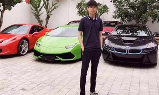 Trước đó, con trai út của đại gia Phan Quang Chất sở hữu Bentley Continental GT V8 S với giá hơn 4 tỷ đồng, Lamborghini Huracan LP610-4 (16 tỷ), Ferrari 488 trên 14 tỷ đồng,...