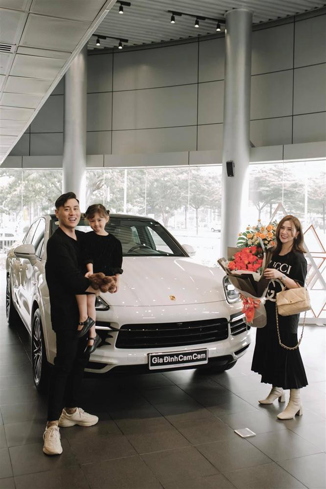 ặp vợ chồng hot nhất mạng xã hội Kiên Hoàng - Heo Mi Nhon chào đón năm mới bằng chiếc Porsche Cayenne Coupe. Bản tiêu chuẩn của chiếc xe này có giá niêm yết hơn 5 tỷ đồng tại Việt Nam. "Đầu năm thêm một chú ngựa để năm nay và cả những năm tới phi thật nhanh. Thêm một mục tiêu nữa cùng bà và Cam (con gái cặp đôi) đã thành công", Kiên Hoàng hạnh phúc chia sẻ.