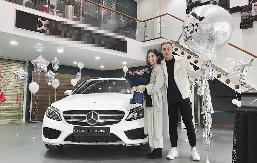 ây là chiếc xe thứ hai cặp đôi sở hữu sau khi về chung một nhà. Vào năm 2018, Kiên Hoàng và Heo Mi Nhon đã sắm Mercedes-Benz C 300 AMG giá gần 2 tỷ đồng.