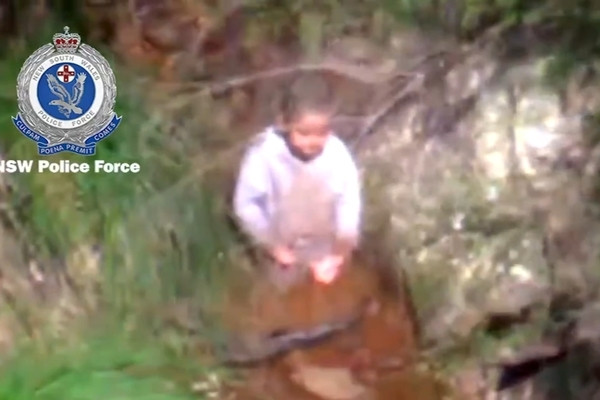 Cau be 3 tuoi song sot than ky sau 3 ngay lac trong rung