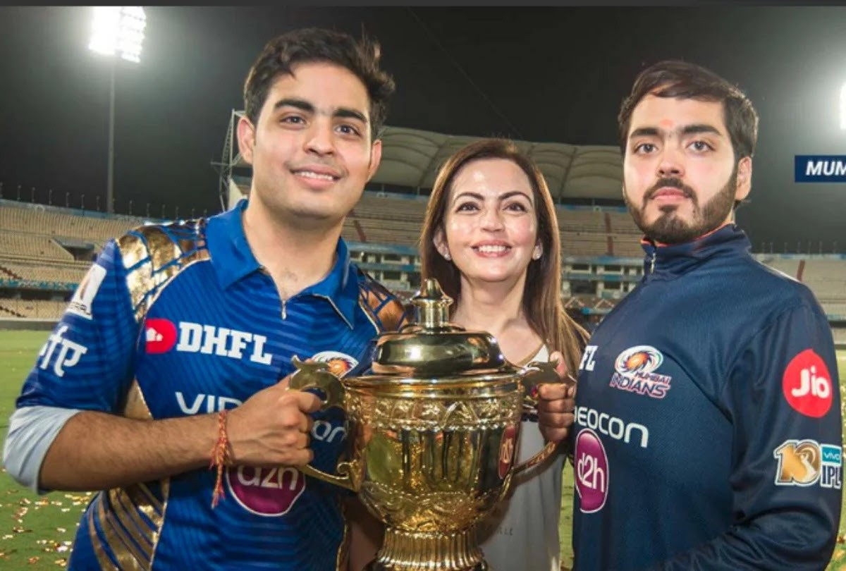 Tỷ phú Mukesh Ambani mua đội cricket Mumbai Indians vào năm 2008 với số tiền khổng lồ 111,9 triệu USD. Khi đó, Akash ở độ tuổi thiếu niên và không ai trong gia đình anh biết IPL (Giải Ngoại hạng Ấn Độ) là gì. Theo chàng trai, bà Nita là động lực chính đằng sau thành công của đội trong những năm qua. Ảnh: @akashambanii.