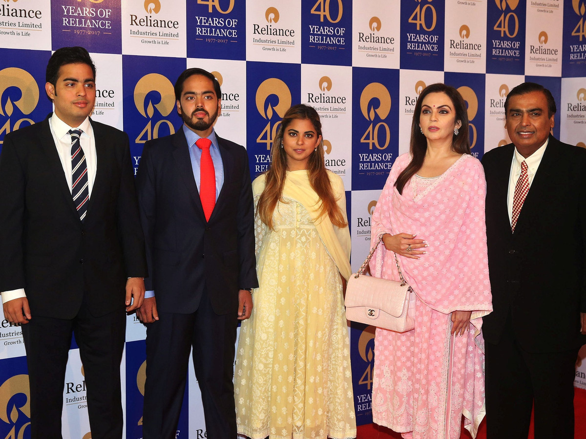 Là con của Mukesh Ambani - một trong những người đàn ông giàu nhất thế giới và chủ Tập đoàn Reliance, Isha, Akash và Anant được thừa kế hàng tỷ USD. Cả ba đều đang nắm giữ vị trí cấp cao trong các bộ phận quan trọng của doanh nghiệp gia đình. Trước đó, họ được sắp xếp một cách chiến lược vào nhiều vai trò khác nhau để học hỏi, thích nghi và mang lại tiền bạc. Ảnh: Reuters.
