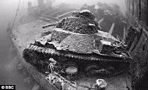 Xe tăng Nhật Bản bị đánh chìm cùng tầu chiến ở dưới đáy biển.