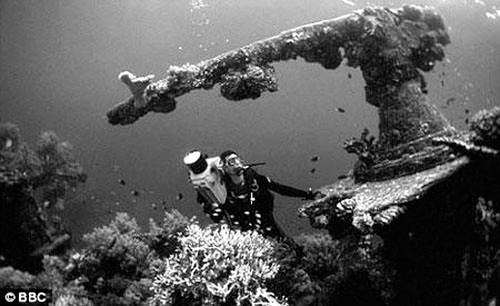 Phần còn lại của một khẩu pháo lắp trên tầu chiến Nhật Bản bị đánh chìm.