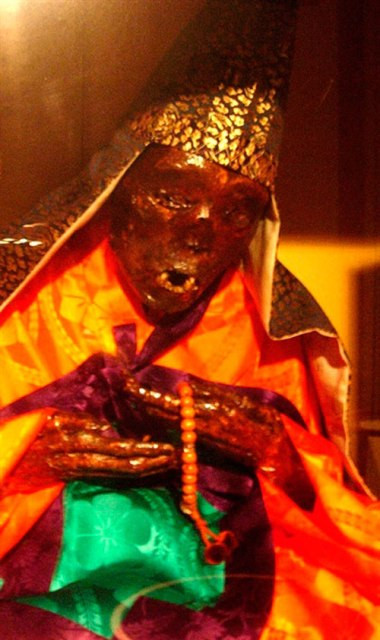 Xác ướp một nhà sư ngồi trong tư thế thiền “hoa sen”.