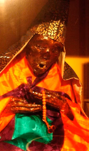 Xác ướp một nhà sư ngồi trong tư thế thiền “hoa sen”.