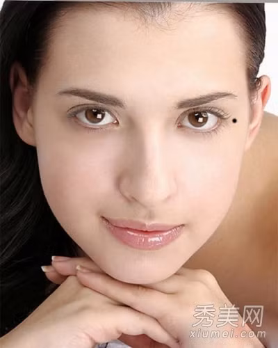 Khi có nốt ruồi xấu ở đây, nghĩa là việc xuất hành đi du lịch hay làm ăn bên ngoài của bạn gặp nhiều điều bất lợi, còn nếu là nốt ruồi thiên tướng thì có nghĩa là bạn luôn gặp may mắn có lợi khi đi du lịch, đi xa.