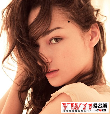 Nốt ruồi khai vận ở Huyệt Thái Dương: Huyệt Thái Dương được coi là vị trí của “Cung Thiên Di” hay còn gọi là “Cung Dịch Mã”, là vị trí tiết lộ việc đi lại, du lịch, dịch chuyển.