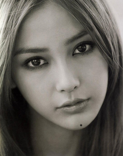 Nốt ruồi khai vận mọc ở cằm: Những người có nốt ruồi ở cằm là người có duyên về địa ốc, điền trạch, khi về già. Bạn sẽ có khối bất động sản đồ sộ hoa lệ, bên cạnh đó cũng tiết lộ bạn là người rất chú trọng việc thưởng thức phong vị của cuộc sống.