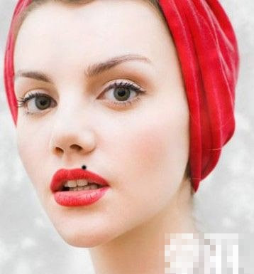 Ngoài việc thường xuyên được mời đi ăn uống, bạn cũng là người theo chủ nghĩa “ăn ngon”, mối quan hệ trong làm ăn buôn bán rất tốt đẹp, chỉ có duy nhất một nhược điểm là đôi khi hơi quá thẳng thắn, dễ đắc tội với người; mệnh kỵ Thủy nên trong đời ít nhiều sẽ gặp nạn về đường thủy.