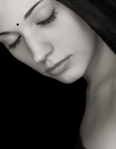 Nếu ở vị trí này có nốt ruồi tốt, sự nghiệp của bạn sẽ vô cùng sáng sủa. Ngược lại, nếu tại đây có nốt ruồi xấu tối màu, rất có thể, bạn sẽ gặp trục trặc lớn trong hôn nhân hoặc tình cảm trước 28 tuổi.