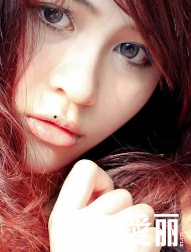 Nốt ruồi khai vận mọc ở môi trên: Nốt ruồi mọc ở môi trên được xem là phúc tướng trong nhân tướng học, biểu thị cho cuộc đời yên ấm, không phải lo lắng chuyện cơm áo gạo tiền. Ngoài diễm phúc thường xuyên được mọi người mời ăn cơm, người như bạn cũng thuộc tuýp sành ăn và rất biết thưởng thức những món cao lương mỹ vị.