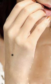 Nếu nốt ruồi mọc ở mu bàn tay chứng tỏ bạn rất biết quản lý tiền bạc và cầm trịch về kinh tế trong gia đình. Người như bạn cũng có nhu cầu chiếm hữu mạnh mẽ. (Thông tin trong bài chỉ mang tính tham khảo).