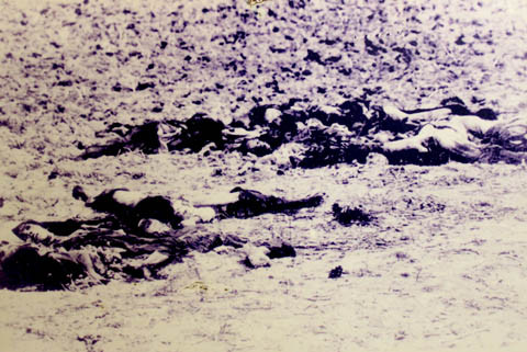 Xác người dân vô tội do Pol Pot giết hại ở cánh đồng Ba Chúc.