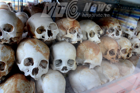 Những hộp sọ trong nhà mồ.