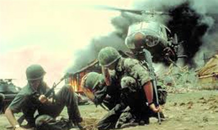 Máy bay trực thăng UH-1 trúng đạn phát nổ.