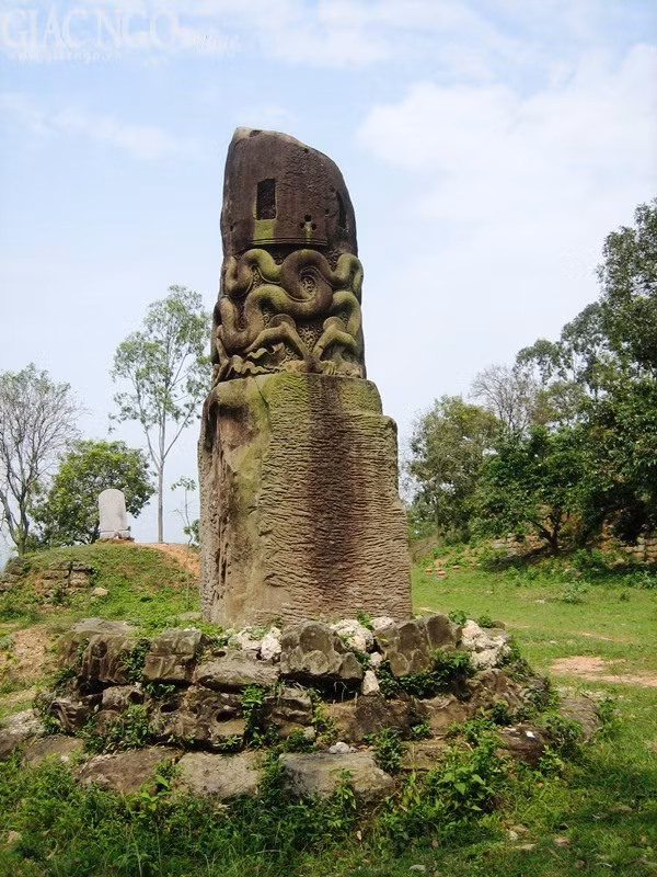 Cột đá ở chùa Dạm.