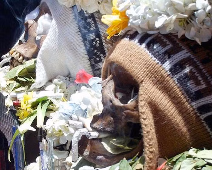 Mặc dù nhiều người cho là kỳ quái nhưng đối với những người dân bản địa nơi đây, lễ hội này rất quan trọng trong đời sống tinh thần của họ.