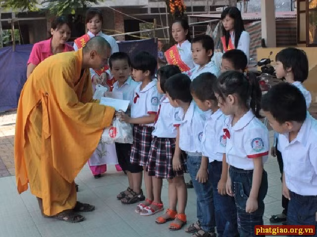 ĐĐ.Thích Thanh Phương (chùa Phố Cũ, Cao Bằng) trao quà cho các em học giỏi.