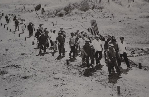 Fidel và phái đoàn Cuba đang thăm vùng đất mới được giải phóng tại Quảng Trị. Ảnh: Granma.