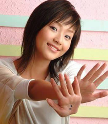 Nốt ruồi khai vận mọc trong lòng bàn tay: Người có nốt ruồi quý mọc tại vị trí này thường rất thông minh và không thiếu tiền tiêu. Về già, cuộc sống của bạn sẽ rất viên mãn nhờ những thành quả gặt hái được trong suốt bao năm phấn đấu.